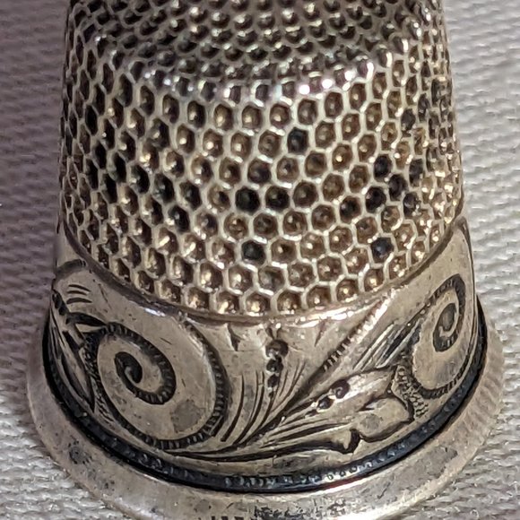 Victorian Sterling Thimble Embossed Design Scrollwork Engraved Marked 11 - Picture 3 of 6
